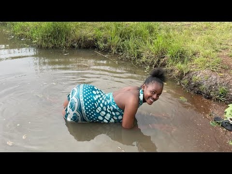 African Village Girl Bathing at the River//Raw&uncut‼️