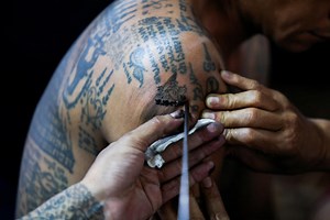 Thousands, some in trance, pay homage to sacred Thai tattoo master