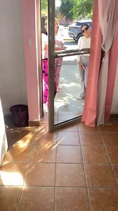 97K views · 2K reactions | Fueron a buscarle problemas a la chica en su local #chisme | Algo de lo que pasa a mi alrededor | Facebook