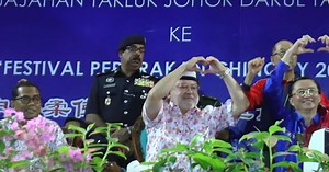 Johor Sultan makes history by attending Chingay festivities