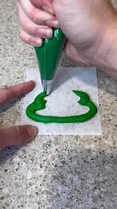 Grinch Cupcake #cupcake #christmas #grinch #cake #cakedecorating | patentlysweet