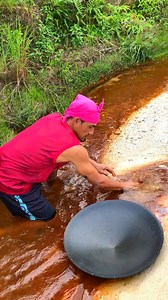 348K views · 2.8K reactions | Isn't that too patronizing? this is how we collect gold dust in narrow rivers that are starting to dry up #lookingforgold #panningforgold #goldenretriever #goldprospecting #golddiscovery #goldmining #goldrush #GoldenGlobes #fypfbpro #fypjangkauanluas #mendulangemas #mencariemas #goldhunter #goldnugget #goldenhour #golden #golddigger #fypchallenge #videoviral #videosvirales #viralpost #viralvideochallenge #viralchallenge #goldtreasure #gold | Afrizul Izul | Facebook