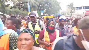 WATCH: Kampala city cleaners and other casual labourers storm City Hall over delayed payment of their salary and wages. Some of them claim they have not been paid for nearly two years. #MonitorUpdates 🎥 Michael Kakumirizi | Daily Monitor