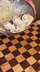 PASTE CREAMYNALI ep.2 🍝⛓️🚨 Pesto di noci, maggiorana e burrata 👮🏻 PROCEDIMENTO: Frulla insieme una manciata abbondante di noci, olio evo, parmigiano, abbondante maggiorana, sale, pepe e una burratina fresca. Poi scola la pasta direttamente nella crema, aggiungi un goccio di acqua di cottura e manteca per bene, cercando di incorporare più aria possibile. Impiatta con altra maggiorana ed una grattata di pepe. Ora mangia, godi, e non farti beccare 🚓👮🏻 | Jacopo Canevali
