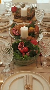 Weihnachtsessen Tischeinstellung mit gebratenem Huhn, Gemüsesalat,: Stockvideos & Filmmaterial (100 % lizenzfrei) 3887502431 | Shutterstock
