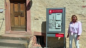Ein besonderer Blick auf die Burg Heute geht es auf die Empore des Museums. Dort zeugen Ansichten und Gemälde vom Verfall der Burg ab dem Ende des 18. Jahrhunderts und die aufkommend Burgromantik. Ein Ölgemälde wurde mit Unterstützung vieler Bürgerinnen und Bürger, Kulturstiftungen und Eppsteiner Vereine 1999 für das Museum angekauft. Das möchten wir Ihnen heute zeigen… | Stadt Eppstein