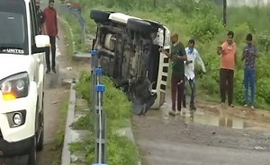 Car In Police Convoy Taking Gangster Vikas Dubey To Kanpur Overturns