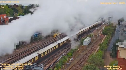 35028 ‘Clan Line’ passing #Basingstoke with ‘The 50th Anniversary Pullman’ 🚂 https://www.ukrailtours.com/product/the-clan-line-50th-anniversary-pullman/ Clan Line - The Golden Arrow Engine | Railcam