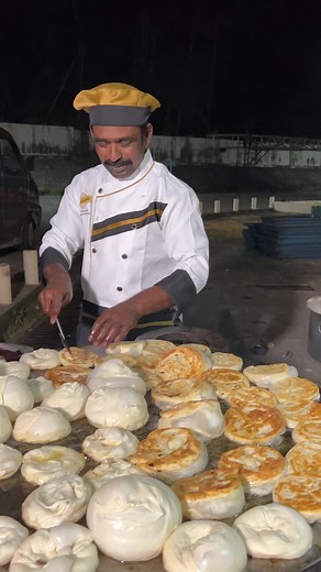 Madurai bun Parotta in making -A-La-Carte catering Kochi #madurai #chennai #foodies | Dine in kochi