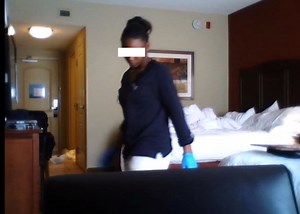 Il épie la femme de chambre de son hôtel avec une caméra cachée