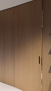 Integrarea ușilor în mobilier aduce un aspect continuu și perfect uniform în orice spațiu. Producătorii italieni oferă soluții moderne în care ușile sunt integrate în mobilier, păstrând aceeași linie și aceleași finisaje. Poți avea chiar și uși ascunse, complet camuflate, pentru o estetică ordonată și coerentă în toată locuința. #victorgrosu | Victor Grosu