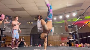 One hand! @stephenwolf309 #DWEscape | @dreamwavewrestling ➡️: independentwrestling.tv #Independentwrestlingtv #Dreamwavewrestling #IWTV @independentwrestlingtv | Wrestling With Unicorns