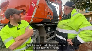 Vidar er en daglig leder som trives best med å kjøre maskin. Når han nå kjøpte seg ny maskin, var det det ikke til seg selv, men til sin kollega Arve Ingvaldsen. Selv kjører han en ZX225USLC-5 maskin og stortrives med den. Likevel ser han verdien av å nye maskiner - som han sier selv: "Det er dualigt jillt med nytt utstyr i parken!" Les mer om maskinentreprenør Vidar Omdal Maskin AS på https://www.nasta.no/2023/11/21/vidar-omdal-maskin-as/ | Nasta AS