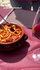 Chi ama i Maccheroni al sugo di suino nero dei Nebrodi guarderà fino alla fine. Come fare i maccheroni col buco https://www.bellasicilia.it/2018/04/23/i-maccheroni-col-buco-fatti-in-casa-dalla-nonna/ | Bella Sicilia