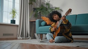 Jeune fille apprenant à jouer de : vidéo de stock (100 % libre de droit) 3424291581 | Shutterstock