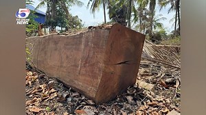 - ឈើឃ្លុំប្រភេទម្រេញមុខកាត់ធំៗចំនួន៤កំណាត់ សរុបជិត១០ម៉ែត្រគូប - អាវុធAKមួយដើមនិងបង់មួយ ត្រូវបានប្រជាពលរដ្ឋប្រទះឃើញនិងរាយការណ៍ជូន | TV5 Cambodia