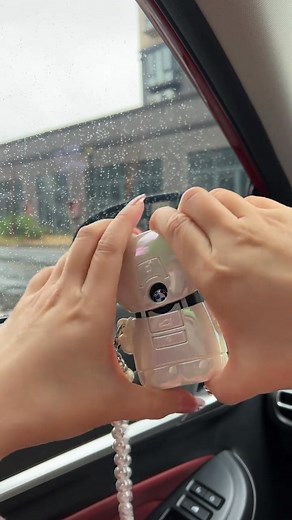 This ice-patterned Hello Kitty key cover is just too cute! It has a fresh and sweet style, perfect for young women. There are many car models to choose from! #CarAccessories #TooCute #CarKeyCover #CartoonKeyCover | Grandes almacenes seleccionados