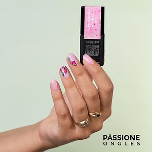 Les Painting Gel PassioneBeauty sont les protagonistes de cette manucure réalisée avec la technique de la micro-peinture, essayez-les! | Passione Beauty France
