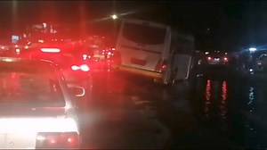 16K views · 356 reactions | Por la #lluvia camión cae a bache en #Veracruz y pasajeros se tienen que bajar. | XEU Noticias Veracruz | Facebook