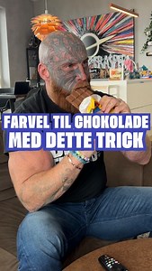 Del videoen med en veninde, som ikke kan stoppe med at spise chokolade👇🍫 Mange af os spiser chokolade på autopilot. Det smager godt, vi hygger os – og pludselig er hele pladen væk, uden vi nærmest har lagt mærke til det. Men hvad nu hvis du ikke skulle kæmpe imod chokoladen… men i stedet begyndte at forstå den?🙌 En teknik, vi bruger hos Beast Fitness gennem vores uddannelser som vanecoach, hvor det handler om at aktivere alle sanser, når du spiser noget, du typisk har et “svagt punkt” for. No