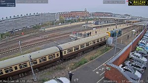 Glorious Clun Castle Vintage Trains #GWR 4073 Class No. 7029 'Clun Castle' delights the crowds leading 'The Christmas White Rose', #Class20 20189 on the rear. ℹ️ 1Z70 #Tyseley to #York 🎦 #Derby Rail Operations Group 📅 29/11/22 | Railcam