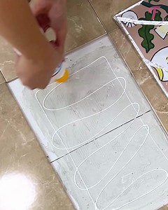 Renueva un azulejo roto con el arte de una pintura floral. | Fabiosa Trucos