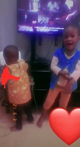 Izingane zika Admin zijabulela abalandeli abasha bephephandaba. | Ezivuthayo Emaputaland