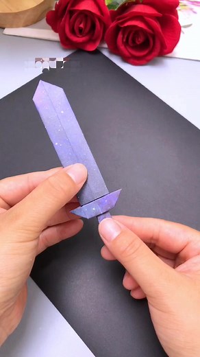 Origami dagger that is fun and does not hurt your hands. #origami #parentchildhandmade #parentchild #love #handmade #origami #tutorial #diy #toys paper craft ideas | paper craft ideas