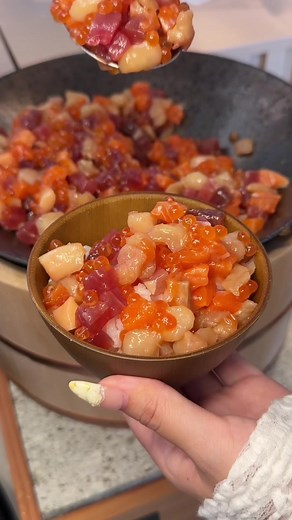 \\何度でも泊まりたい‼️/ 極上食べ放題ホテル🐡 ◤リゾナーレ下関◢ 一度泊まると100%リピートしたくなる‼️ 関門海峡そのものを楽しめるホテルが最高すぎた🥹🫶 ここは、全室オーシャンビューだから客室から関門海峡の景色が見えて、海の色をイメージしたエメラルドグリーンの内装や、ふぐ・船・海峡の景色を取り入れたデザインが特徴的でかわいい😳❣️ さらに関門海峡の景色と溶け合う非日常的な時間を過ごせるインフィニティプールも楽しめるよ🌃 夕・朝食のビュッフェもすっごく豪華でびっくりした！！ 絶品フグ料理からスイーツまで種類豊富でめちゃくちゃ美味しくて、超絶テンション上がった✨ やっぱりホテルのビュッフェは旅の醍醐味だよね😆💖 さらに愛犬と一緒に泊まれる客室もあって、ドッグラン付きだし愛犬と一緒に夕・朝食も楽しめるのは嬉しいよね🐶✨ 周辺にはレトロな遊園地や水族館・唐戸市場など観光スポットもたくさんあって、ホテル周辺だけで一日中下関の観光を楽しめるからおすすめ‼️ ホテル選びに困ったら下関リゾナーレで、下関のご褒美ステイしてみて🏖️🐡 ◤今回紹介したお部屋◢ ★海峡カバナス