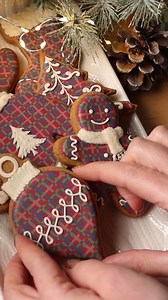 556K views · 1.5K reactions | I decorated these gingerbread cookies using the wet-on-wet royal icing technique. It took me anywhere from 7 to 9 minutes to decorate each one of these cookies. My royal icing recipe gives me about 10 minutes to work with it before it crusts over. You'll find all of my recipes and the instructions to make these adorable plaid Christmas cookies in the Cookie Art Club! #holidaybaking #christmascookies | SweetAmbs | Facebook