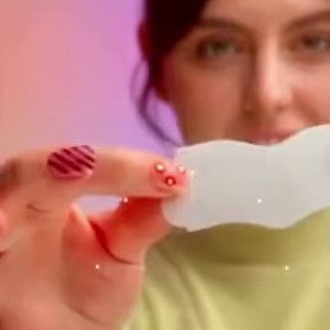 Let's go back to basics. A step-by-step guide to using our pore strips! 👌 Remove from pouch 🧽 Wet face 🫧 Apply Strip ⌚Let dry. About 10-15 minutes 🌟 Slowly peel off For best results, do not use more often than once every three days. Find your favourites at @Coles @Woolworths @Priceline and @Chemist Warehouse | Bioré Australia