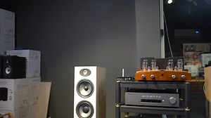 🇮🇹 Unison Research เป็นที่รู้จักกันดีในด้านโซลูชันอิเล็กทรอนิกส์ชั้นยอดของอิตาลี โดยเฉพาะอย่างยิ่งความโดดเด่นในเรื่องของแอมปลิฟายเออร์ ซึ่งรวมไปถึงเครื่องเล่นซีดีด้วย Unison Research ก่อตั้งขึ้นในปี 1987 โดยกลุ่มผู้รักเสียงเพลงที่หลงใหลในเสียงเพลง นำโดย Giovanni Maria Sacchetti ผู้อุทิศตนตั้งแต่อายุยังน้อยในการศึกษาและออกแบบระบบไฮไฟ โดยผสมผสานความสนใจในอุปกรณ์อิเล็กทรอนิกส์เข้ากับความหลงใหลในดนตรีที่สืบทอดมาจากบิดาซึ่งเป็นนักเปียโนผู้เชี่ยวชาญ หลังจากสำเร็จการศึกษาด้านอิเล็กทรอนิกส์แล้ว เขาอุท