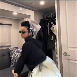 La actriz Michelle Mao, conocida por su papel de Rosamund Li en Bridgerton, bailando “like #JENNIE” 🤍