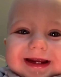 有一日，我喺手機搵到條咁嘅片！😂 原來係阿B拎咗我部手機，仲好開心咁自拍！😂 影片來源：Instagram@babies.hd ==================== 💖媽媽幸會HelloMommy🤱🏻日韓台美法德各地好物🛒 【母嬰產品👶美容護理💅🏻大量荀價團購】按此即有👉https://www.hellomommy.com/ 📢立即加入HelloMommy著數優惠WhatsApp Group🎁按此即有👉 https://bit.ly/3Pgpubitythe_toddlers_mother | 香港媽咪幫 生兒育女分享平台