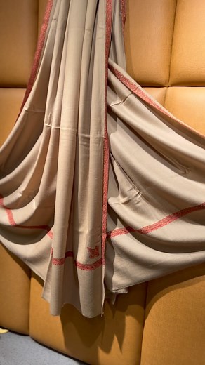 22 reactions | Embrace timeless elegance with our exquisite men’s pashmina featuring a traditional border on a natural canvas. A fusion of heritage and style, this piece captures the essence of classic sophistication. Wrap yourself in culture and comfort. ️泥 #PashminaForMen #TraditionalChic #NaturalElegance | Phamb | Facebook