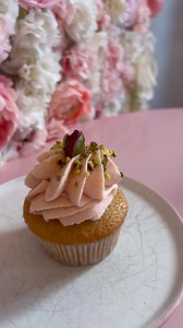 Unser leckerer Rosen Cupcake! 🧁🌹 Noch heute und morgen in der Vitrine bei uns im Laden. | Cupcakeladen
