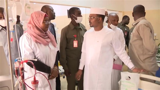 🚨 VISITE INOPINÉE Le #ChefDeLEtat a effectué ce vendredi une visite surprise au #CHUHME et au #CHURN. Cette démarche témoigne de son engagement pour améliorer le système de #Santé au #Tchad et garantir une meilleure qualité des #ServicesDeSanté au bénéfice de la #Population. À travers cette présence inattendue, la #PrésidenceTchadienne réaffirme sa volonté de proximité, de transparence et de suivi direct sur le terrain. #etv #efm #egm #Tchad #santé #chute #presidencedutchad | Electron TV