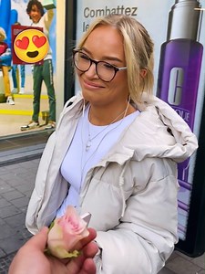 Giving Flowers To Beautiful Girls. 🌹😍 | Fashion Everyday