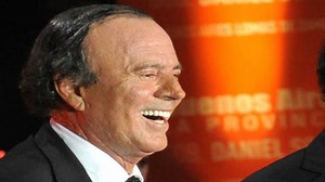 Los mejores memes de Julio Iglesias a un día del mes que lleva su nombre