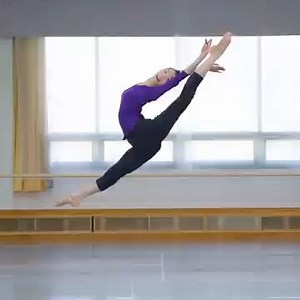 To be able to leap into the air, seem to float there, and then land without a sound—that is the pinnacle of artistry. Jumping techniques are considered the hardest techniques to master in dance. Connoisseurs can distinguish a professional artist from an amateur by observing a single leap. Classical Chinese dance takes these techniques to the next level, with a plethora of mid-air turns, twists, and splits. Follow along as we introduce you to some of our favorites. | Shen Yun