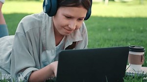 Teenage Schoolgirl Studying Reading Her Books 库存影片视频（100% 免版税）1107761247 | Shutterstock