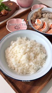 ข้าวต้มทะเล 🍚🦑💫 . อากาศเริ่มหนาวแบบนี้ ต้องซดข้าวต้มร้อนๆ ค่า ข้าวนุ่ม หอม เครื่องแน่นๆ กินคู่กับน้ำจิ้มเต้าเจี๊ยว อร่อย 🫶🏻 . วันนี้ฝนใช้ข้าวหอมมะลิ 100% ข้าวใหม่ต้นฤดู ตราซันลี @sunlee_thailand ถุงนี้คุณภาพส่งออก หอม นุ่มเหนียว และเมล็ดสวย ต้องลอง ✨ ส่วนผสมน้ำซุป - กระดูกอ่อนหมู, รากผักชี, รากขึ้นฉ่าย, กระเทียม, พริกไทยขาวเม็ด, น้ำตาลกรวด, ตั้งฉ่าย, หัวกุ้ง, เกลือเล็กน้อย, ซีอิ๊วขาว, ซอสหอยนางรม, น้ำสะอาด ส่วนผสมน้ำจิ้มเต้าเจี้ยว - เต้าเจี๊ยว, น้ำตาลเคี่ยว, พริก, กระเทียม, ขิง, มะนาว ส่วนผ