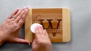 Personalize a cutting board with Cricut! 🔪🎨 A perfect handmade gift! 🎁✨ https://thecraftyblogstalker.com/personalized-cutting-board-gift/ | The Crafty Blog Stalker