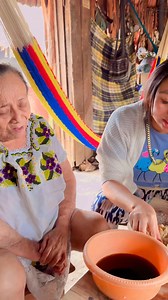 Mi mamá bien feliz comiendo un rico caldo de pollo | Mari Cohuo