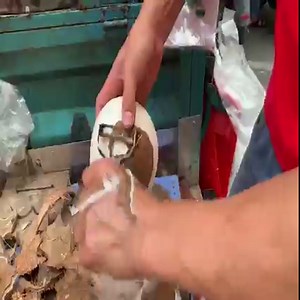 The skill of opening coconuts is very good at the roadside shop, watching the owner open the coconut shell | Handmade