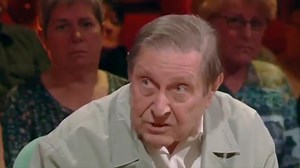 Recent gevonden tv-fragment uit Van Gils & Gasten (10/2016). ETIENNE VERMEERSCH: EEN BASISLOON VOOR IEDEREEN. Over computers en de dalende werkgelegenheid, en een totale omvorming van het huidige maatschappijmodel. #etiennevermeersch, #basisinkomen, #basisloon, #verdeling | Etienne Vermeersch - Intellectueel erfgoed, archief en actualiteit