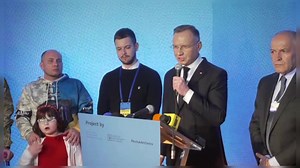 Tym razem Andrzej Duda nie zaryzykował mówić po angielsku 🙈 wszak niebiesko-żółty temat musi wybrzmieć poważnie, bezbłędnie! Kolejność też jest ważna: "niech żyje U_kra¡na, niech żyje Polska"! 😤 Miejsce i okoliczność: słynne #Davos i otwarcie wystawy dotyczącej "rosyjskich zbrodni wojennych". Niby nic nowego, a irytacja i niesmak świadomego Polaka wciąż utrzymuje się na tym samym poziomie! 🤢 #włączMYŚLENIE 🇵🇱 | Na Logikę