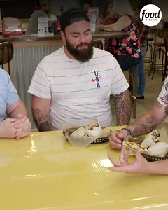 O sabor do mar embalado para levar! Junte-se a nós na cozinha do 'Bad Boy Burritos' e descubra como Rodolfo 'Fito' Tinoco transforma camarões frescos em um burrito que você não vai resistir #HomemVersusComida 🍲🍔🥓 Aproveite o conteúdo Discovery em streaming com a MAX. Assine agora: " | Food Network Brasil
