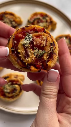 CHEESE AND TOMATO PINWHEEL PARTY SNACKS ✨Why not make these delicious and healthier party snacks to wow your friends and family? search “HEALTHY PARTY NIBBLES” on our website to find the recipe and method on our blog! | Mariella's