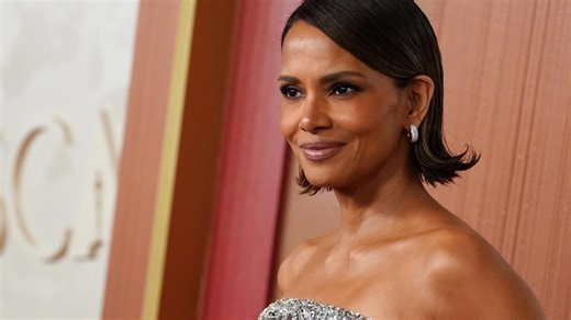 Halle Berry kisses Adrien Brody on Oscars red carpet